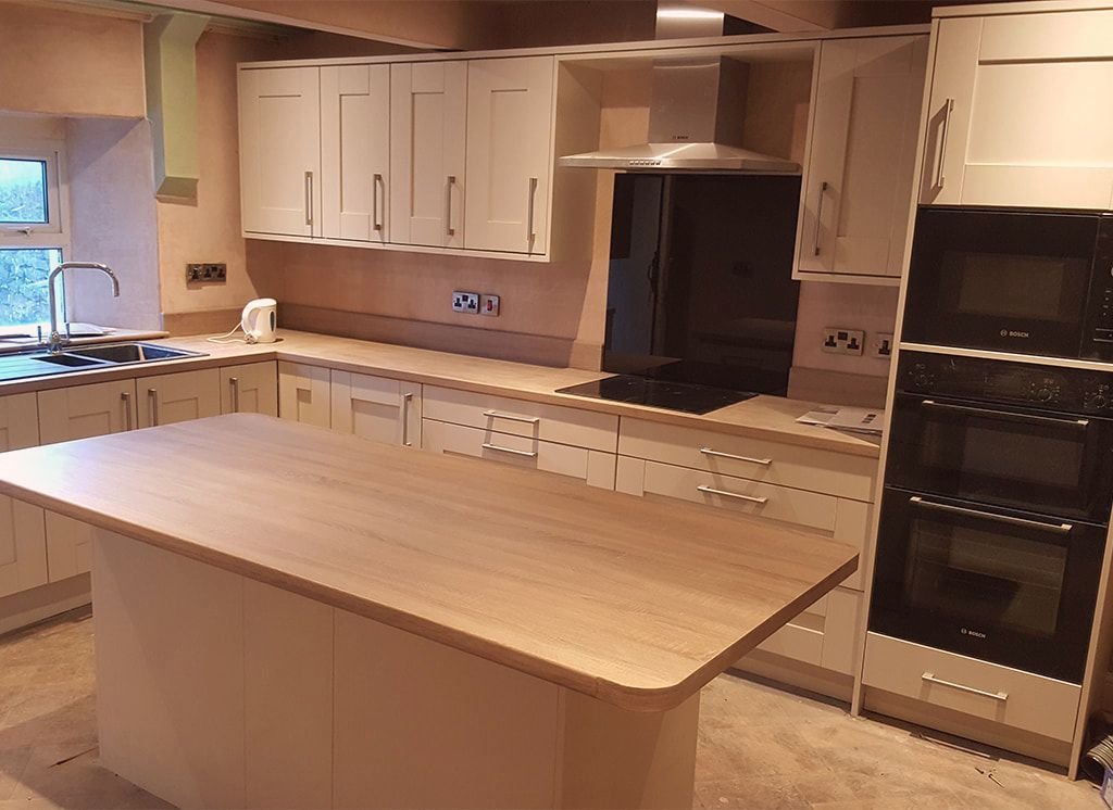 Crisp Fitted Furniture Kitchen With Island